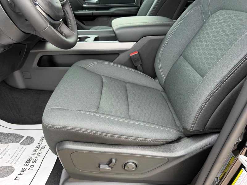 Ram 1500 Vehicle Full-screen Gallery Image 18