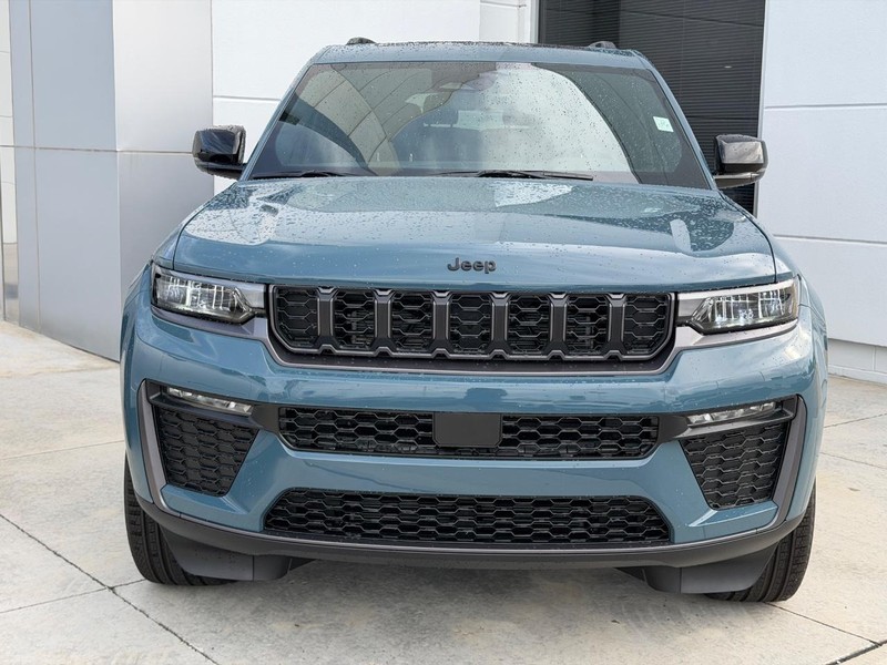 Jeep Grand Cherokee L Vehicle Full-screen Gallery Image 2