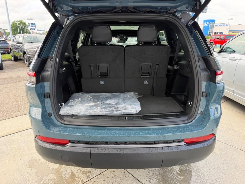 Jeep Grand Cherokee L Vehicle Full-screen Gallery Image 6