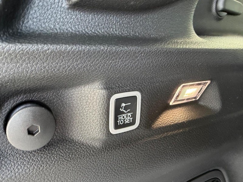 Jeep Grand Cherokee L Vehicle Full-screen Gallery Image 7