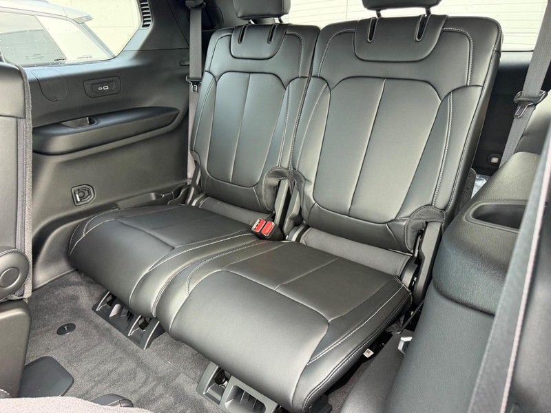 Jeep Grand Cherokee L Vehicle Full-screen Gallery Image 9