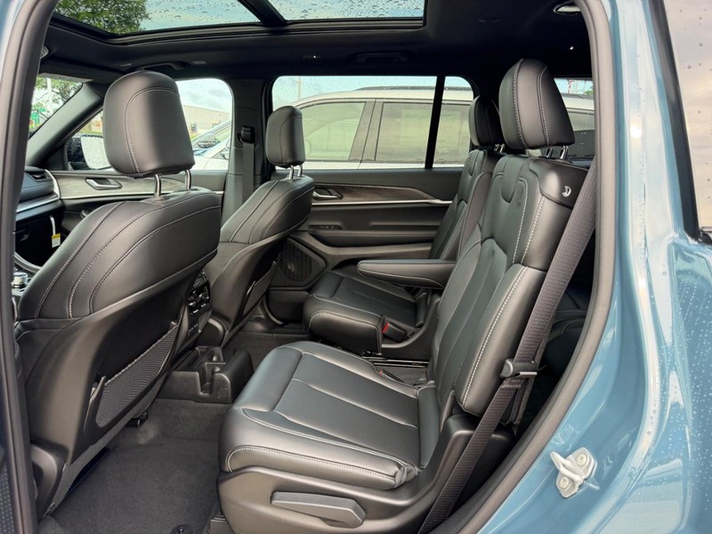 Jeep Grand Cherokee L Vehicle Full-screen Gallery Image 10