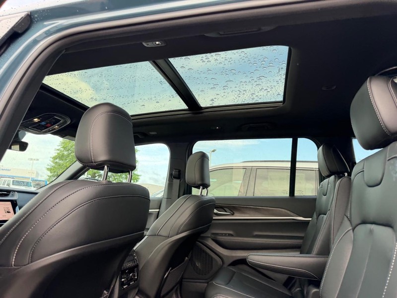 Jeep Grand Cherokee L Vehicle Full-screen Gallery Image 11