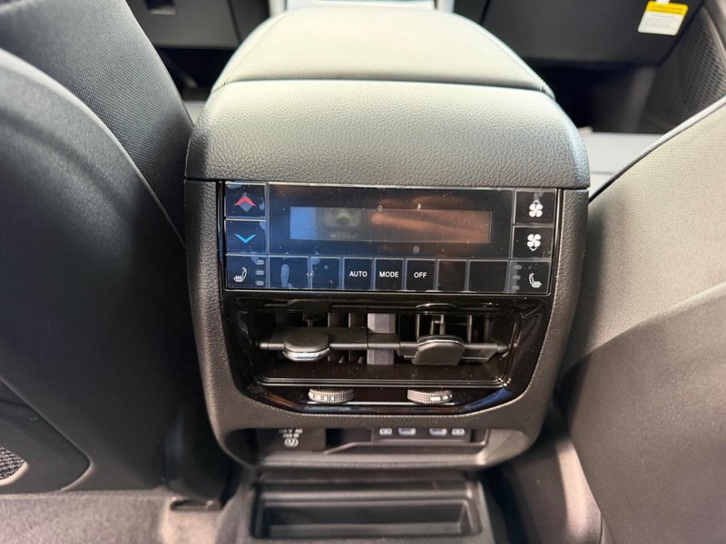 Jeep Grand Cherokee L Vehicle Full-screen Gallery Image 12