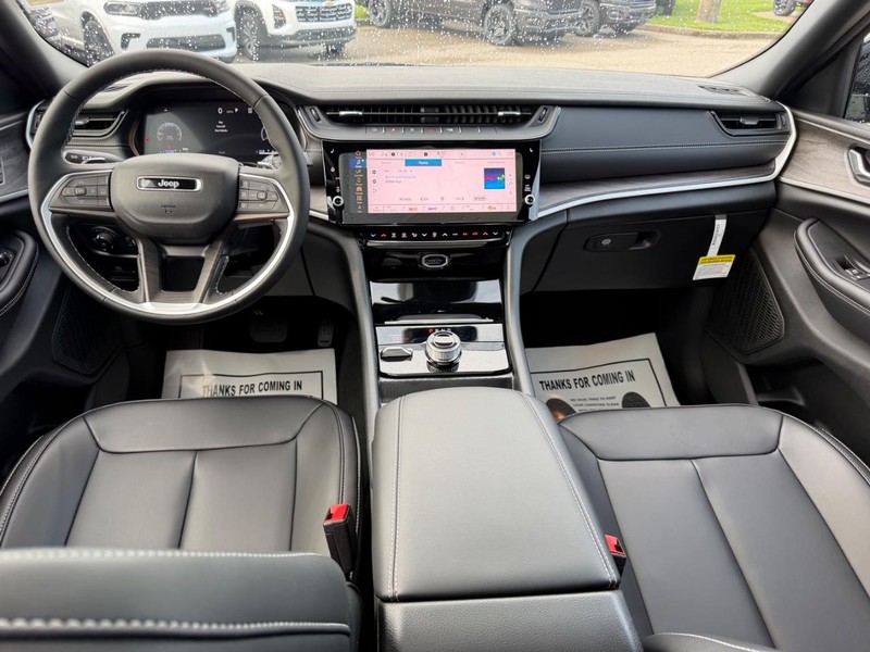 Jeep Grand Cherokee L Vehicle Full-screen Gallery Image 13
