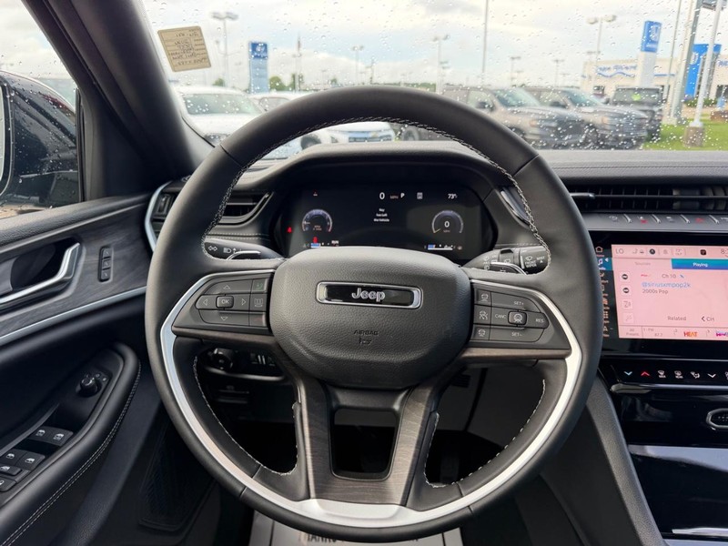 Jeep Grand Cherokee L Vehicle Full-screen Gallery Image 14