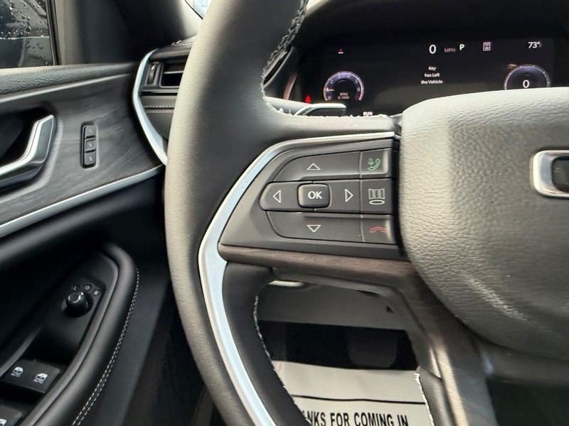 Jeep Grand Cherokee L Vehicle Full-screen Gallery Image 15