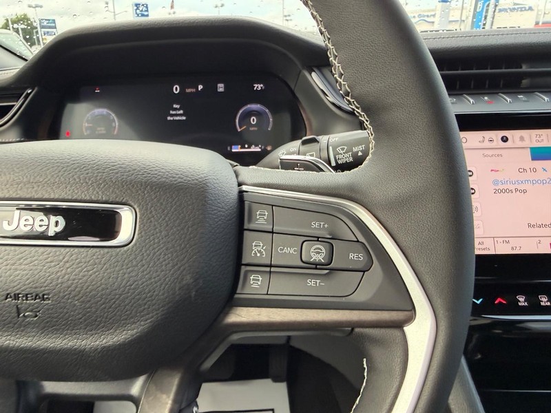 Jeep Grand Cherokee L Vehicle Full-screen Gallery Image 16