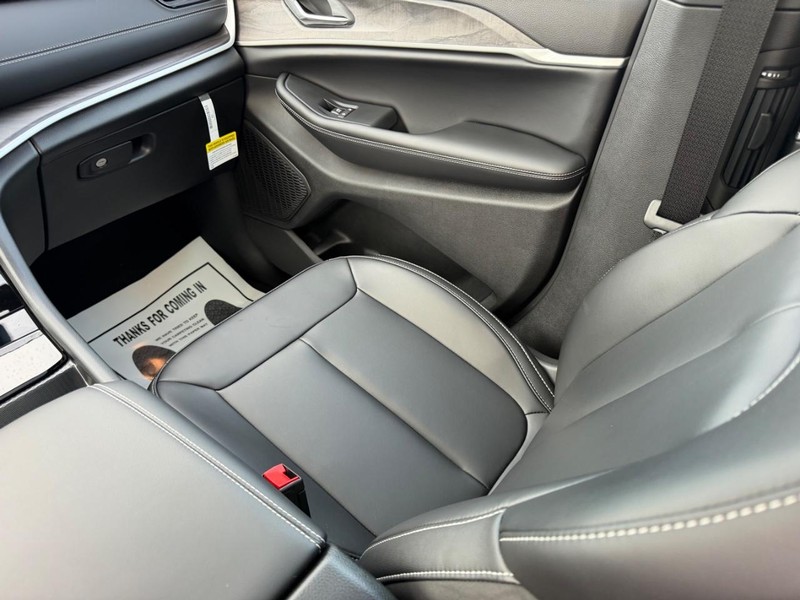 Jeep Grand Cherokee L Vehicle Full-screen Gallery Image 20