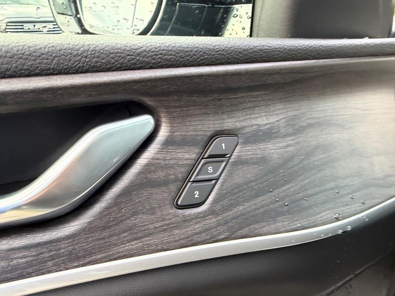 Jeep Grand Cherokee L Vehicle Full-screen Gallery Image 22
