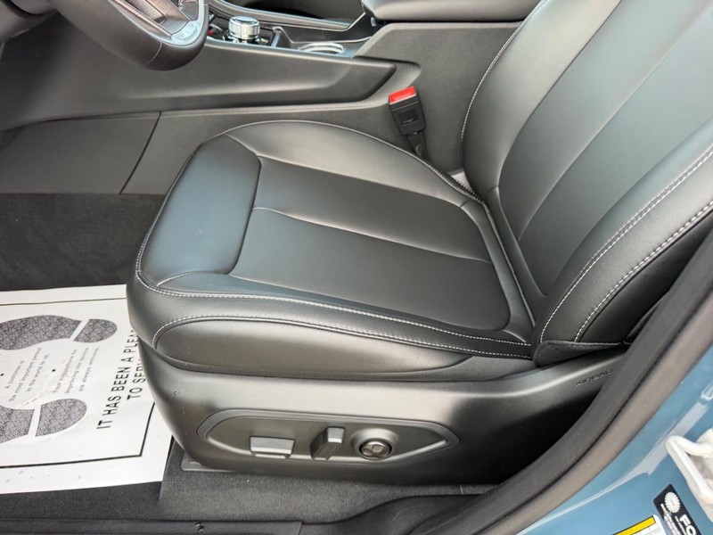 Jeep Grand Cherokee L Vehicle Full-screen Gallery Image 23