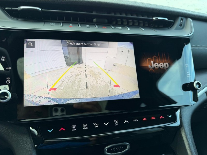 Jeep Grand Cherokee L Vehicle Full-screen Gallery Image 25