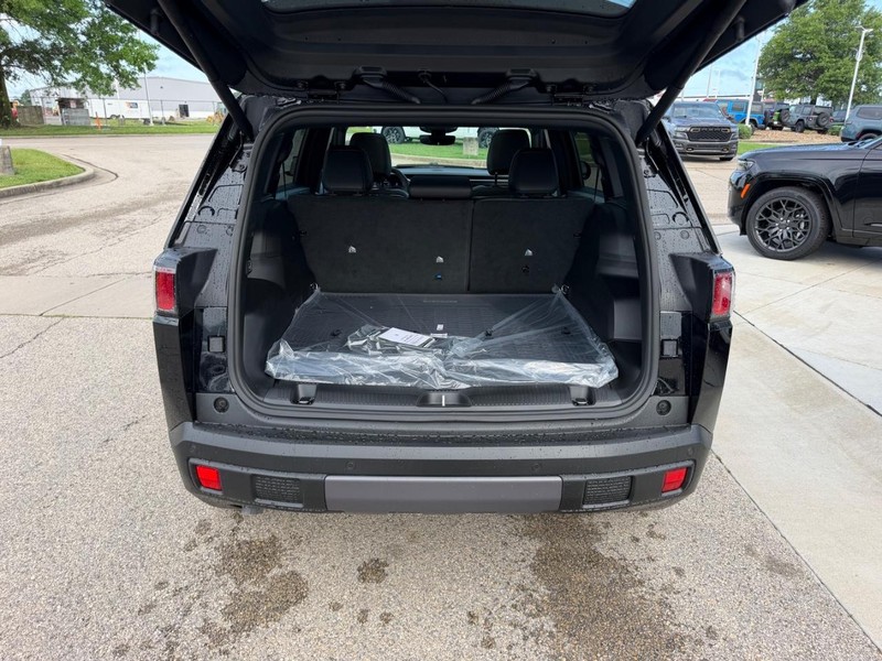 Jeep Cherokee Vehicle Full-screen Gallery Image 6