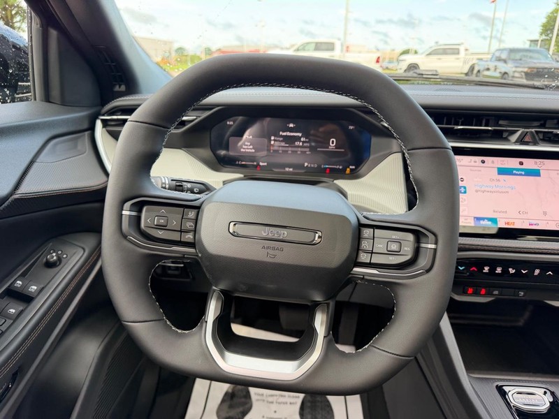 Jeep Cherokee Vehicle Full-screen Gallery Image 12