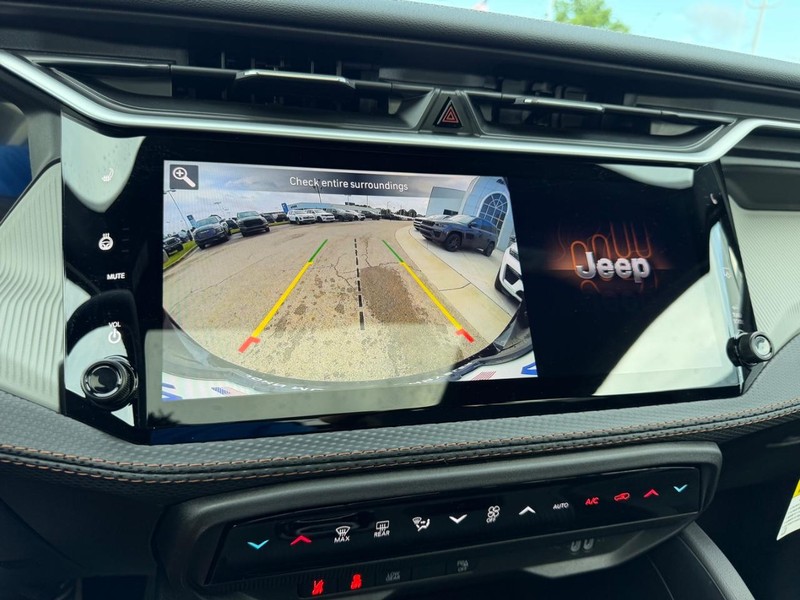 Jeep Cherokee Vehicle Full-screen Gallery Image 22