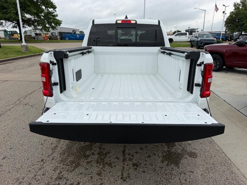 Ram 1500 Vehicle Full-screen Gallery Image 6