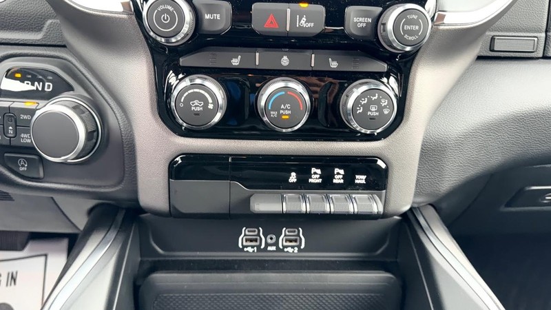 Ram 1500 Vehicle Full-screen Gallery Image 14