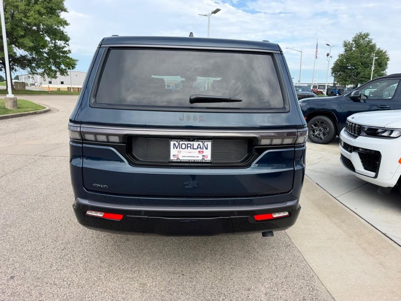 Jeep Grand Wagoneer Vehicle Full-screen Gallery Image 5
