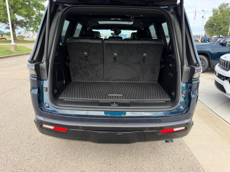 Jeep Grand Wagoneer Vehicle Full-screen Gallery Image 6