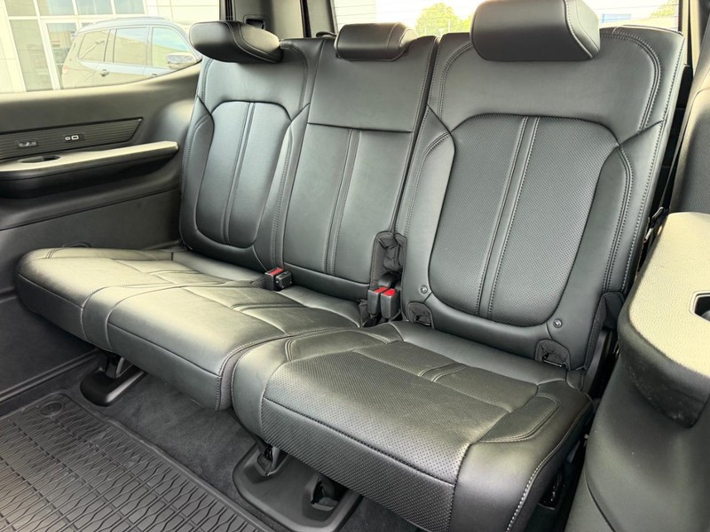 Jeep Grand Wagoneer Vehicle Full-screen Gallery Image 9