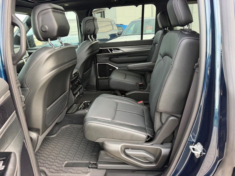 Jeep Grand Wagoneer Vehicle Full-screen Gallery Image 10