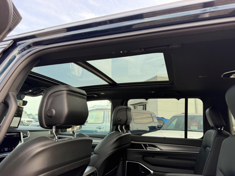 Jeep Grand Wagoneer Vehicle Full-screen Gallery Image 11