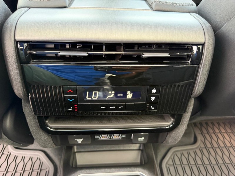 Jeep Grand Wagoneer Vehicle Full-screen Gallery Image 12