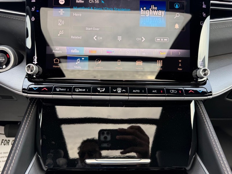 Jeep Grand Wagoneer Vehicle Full-screen Gallery Image 18