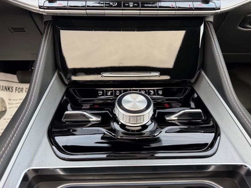 Jeep Grand Wagoneer Vehicle Full-screen Gallery Image 19