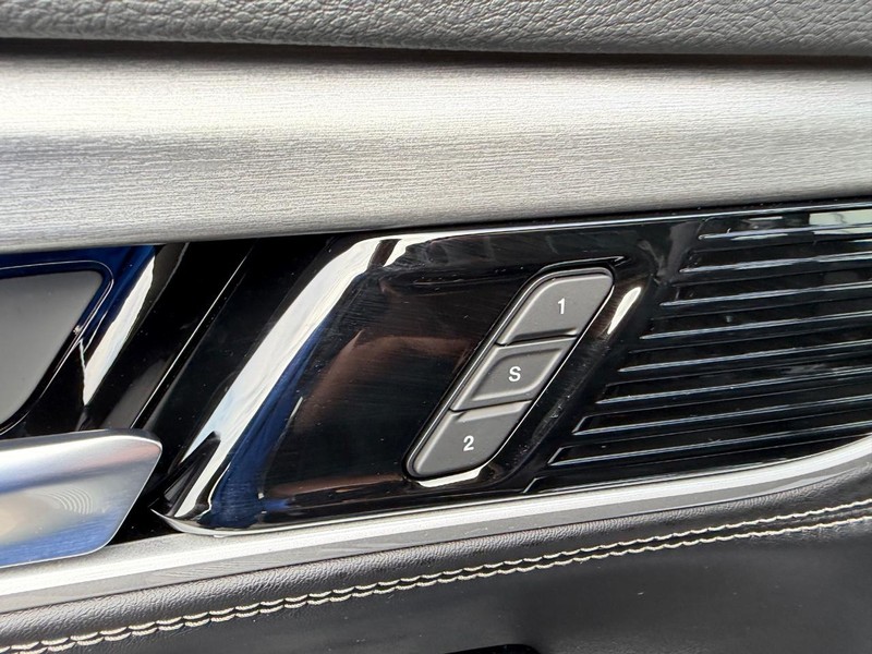 Jeep Grand Wagoneer Vehicle Full-screen Gallery Image 22