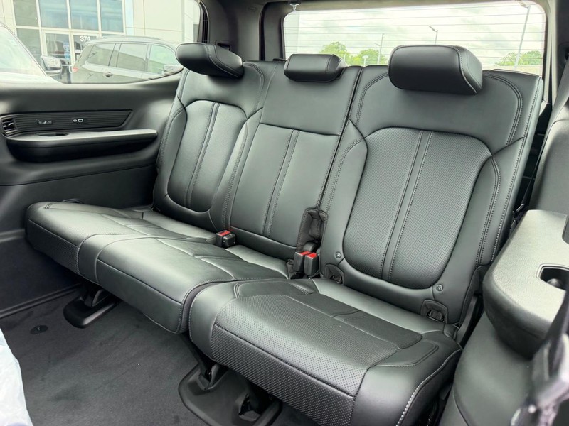 Jeep Grand Wagoneer Vehicle Full-screen Gallery Image 9