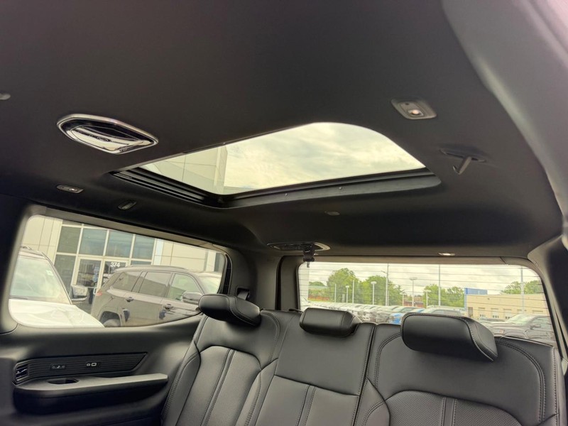 Jeep Grand Wagoneer Vehicle Full-screen Gallery Image 10
