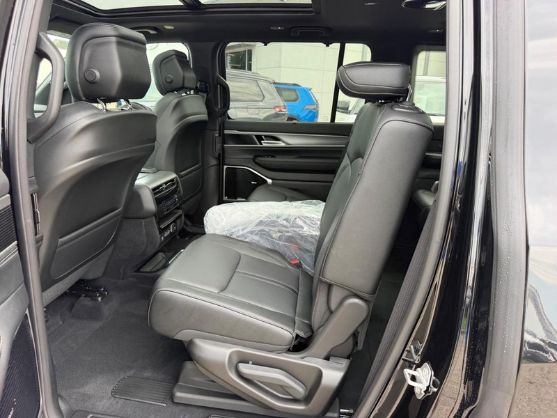 Jeep Grand Wagoneer Vehicle Full-screen Gallery Image 11