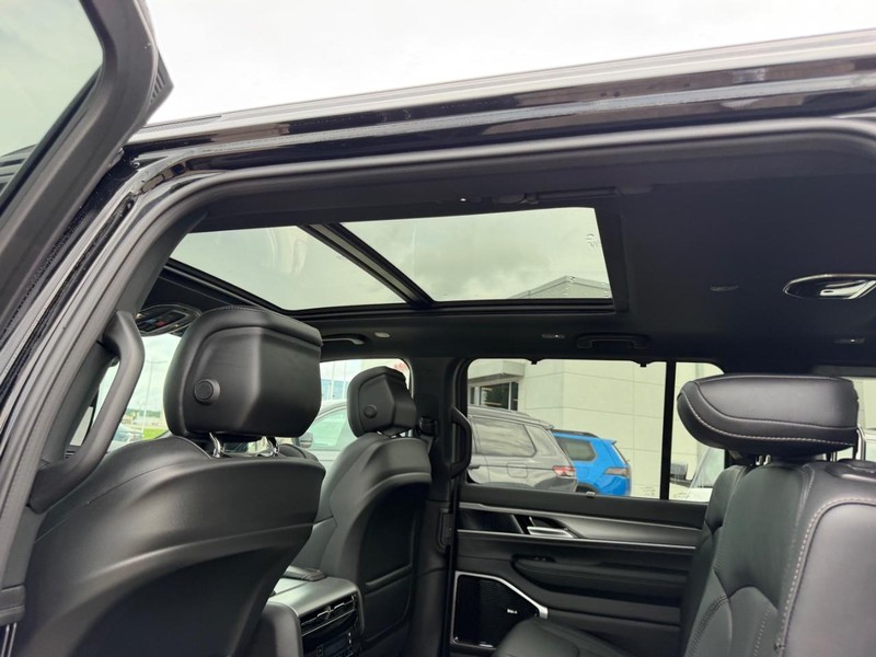 Jeep Grand Wagoneer Vehicle Full-screen Gallery Image 12
