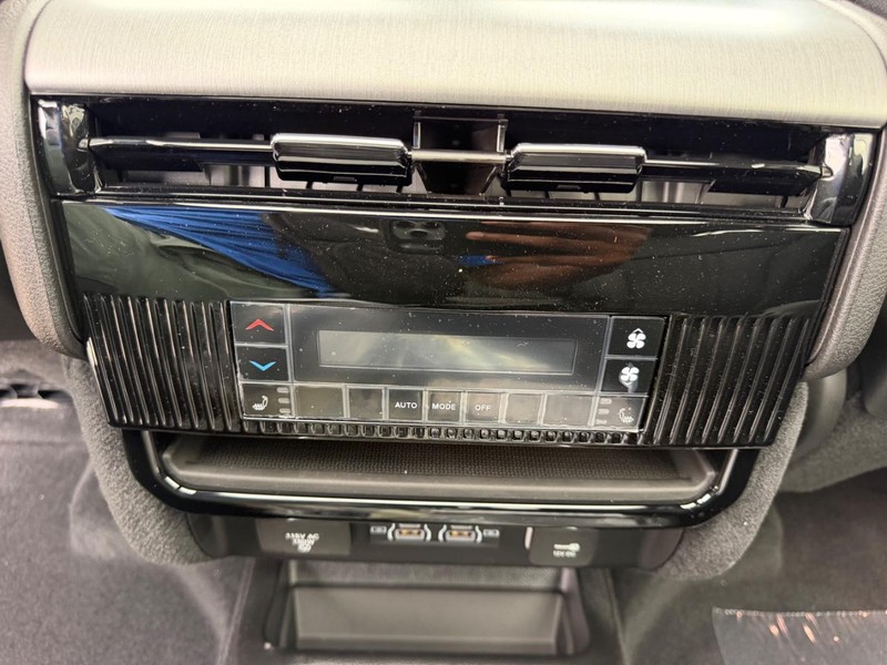 Jeep Grand Wagoneer Vehicle Full-screen Gallery Image 13