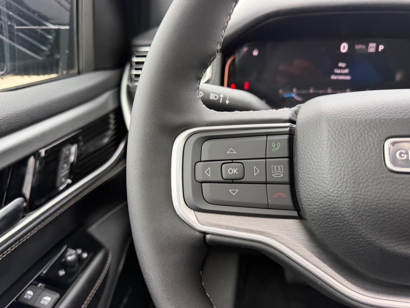 Jeep Grand Wagoneer Vehicle Full-screen Gallery Image 16
