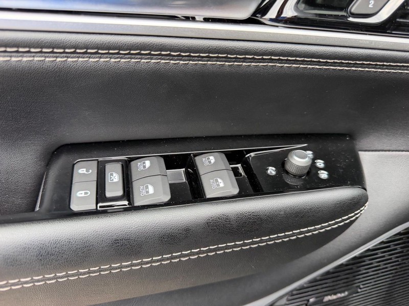 Jeep Grand Wagoneer Vehicle Full-screen Gallery Image 22