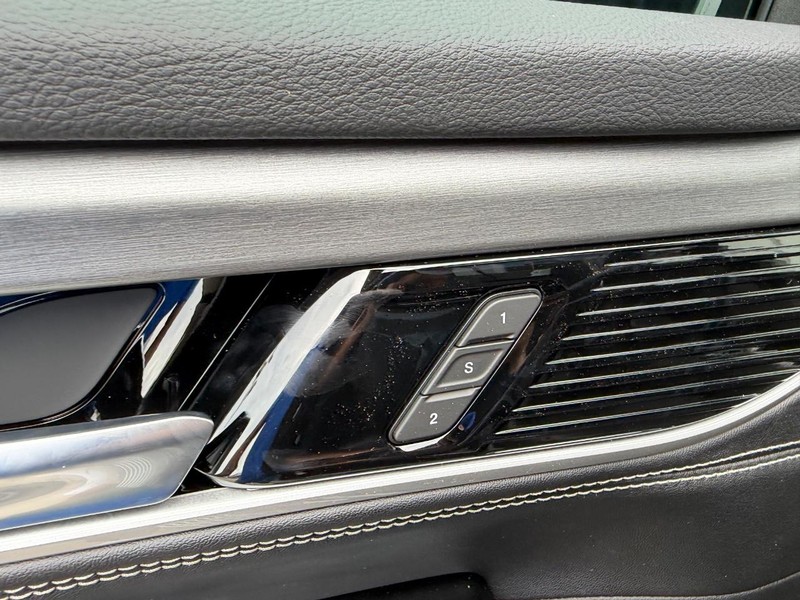 Jeep Grand Wagoneer Vehicle Full-screen Gallery Image 23