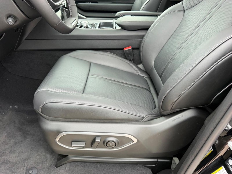 Jeep Grand Wagoneer Vehicle Full-screen Gallery Image 24