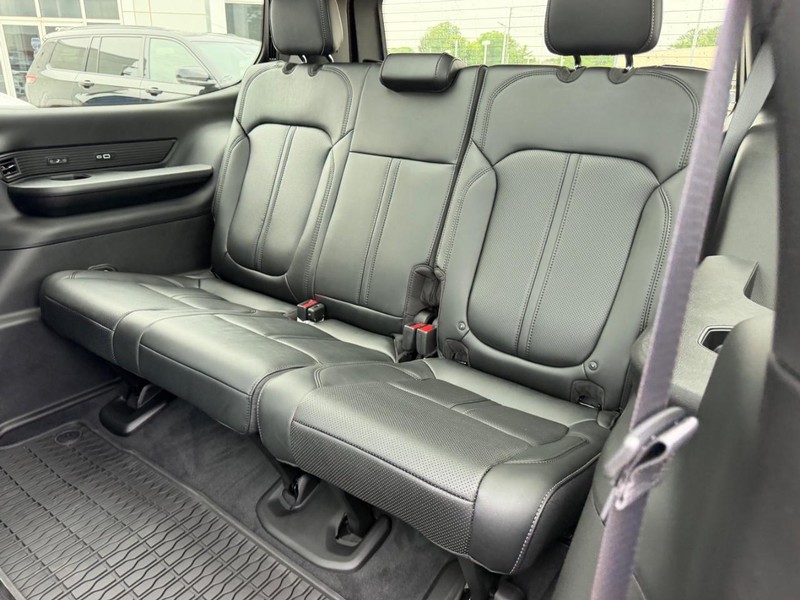 Jeep Grand Wagoneer Vehicle Full-screen Gallery Image 9