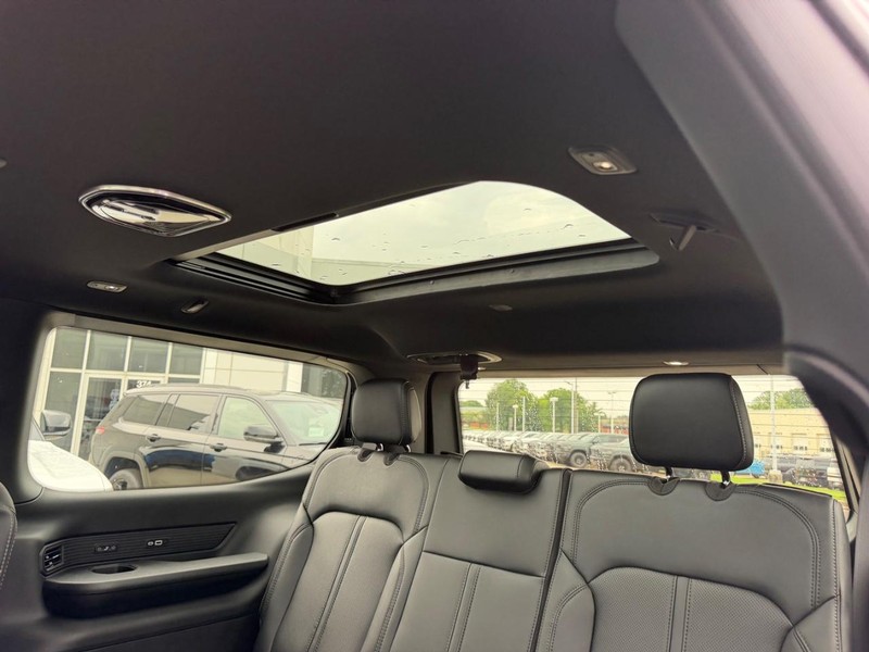 Jeep Grand Wagoneer Vehicle Full-screen Gallery Image 10
