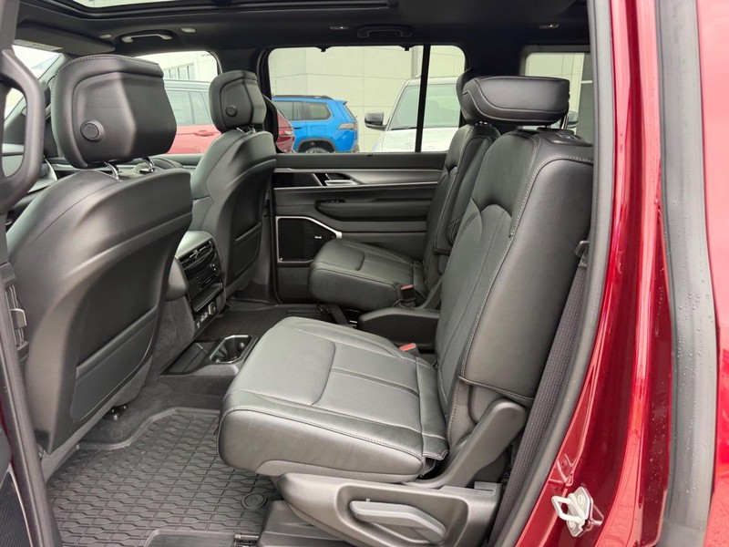 Jeep Grand Wagoneer Vehicle Full-screen Gallery Image 11