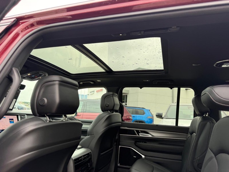 Jeep Grand Wagoneer Vehicle Full-screen Gallery Image 12