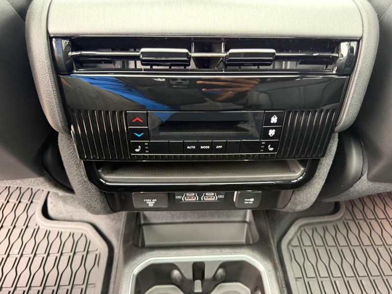 Jeep Grand Wagoneer Vehicle Full-screen Gallery Image 13