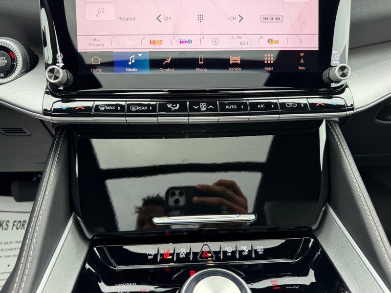 Jeep Grand Wagoneer Vehicle Full-screen Gallery Image 19