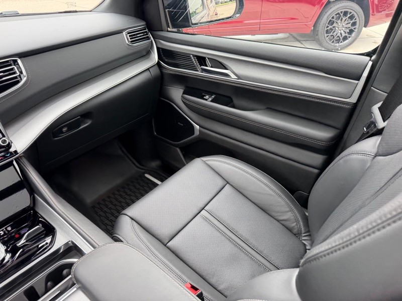 Jeep Grand Wagoneer Vehicle Full-screen Gallery Image 21