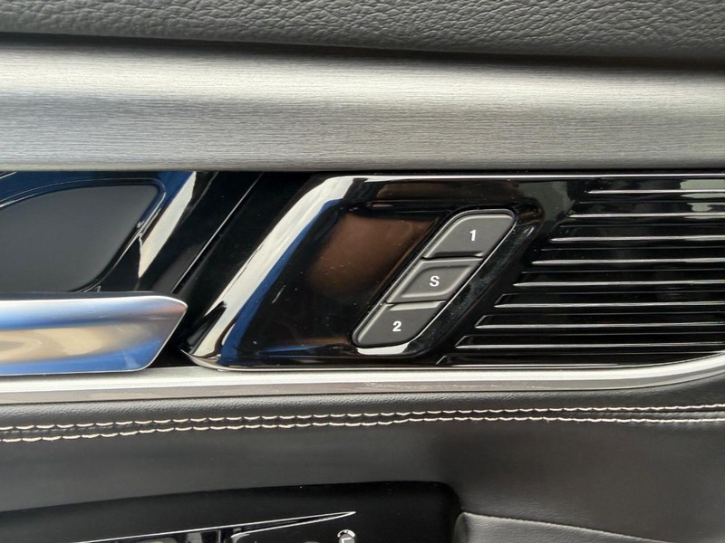 Jeep Grand Wagoneer Vehicle Full-screen Gallery Image 23