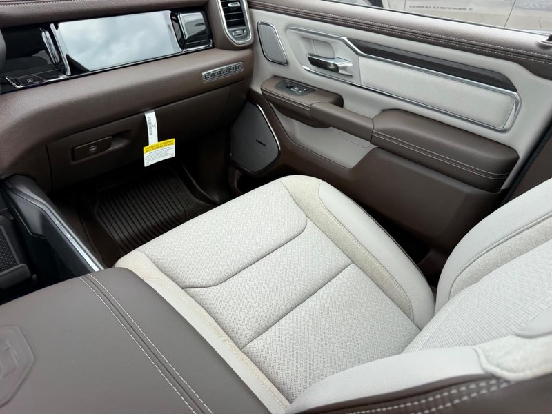 Ram 1500 Vehicle Full-screen Gallery Image 18