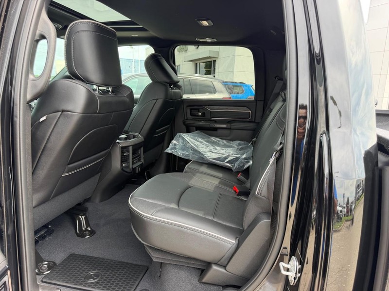 Ram 2500 Vehicle Full-screen Gallery Image 8
