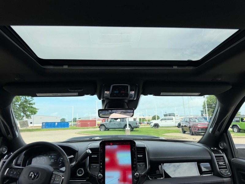 Ram 2500 Vehicle Full-screen Gallery Image 9